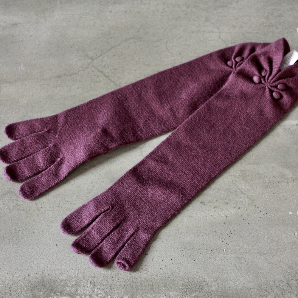 nordstrom button gloves in beetberry, NWT